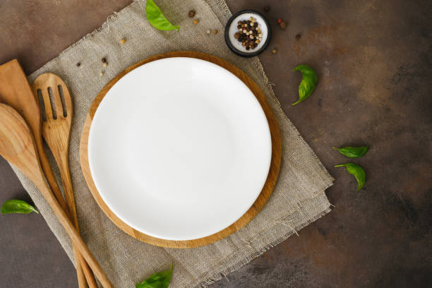 Apprivoiser l'assiette sans l'ombre d'une frustration Oublier les régimes : Ici, aucun régime ne viendra perturber votre quotidien. La formule est simple : Régime = Frustration = Échec de l'équilibrage. L'équilibre ne naît jamais dans la contrainte. Comprendre les aliments : Vous apprendrez à lire l'histoire cachée derrière les étiquettes, à connaître les familles d'aliment, non plus comme des calories, mais comme des sources d'énergie et de vitalité. Changer de rythme : Dans un monde qui court, le stress nous pousse à traverser nos repas trop vite, à saturer nos sens. Vous réapprendrez à prendre le temps : manger lentement, mastiquer, savourer chaque bouchée, à optimiser votre digestion pour gardez votre énergie. L’éloge de la douceur : Votre vie a son propre rythme, ses obligations, ses contraintes et son travail. L'alimentation doit épouser votre quotidien comme un vêtement sur-mesure, avec douceur et bienveillance.